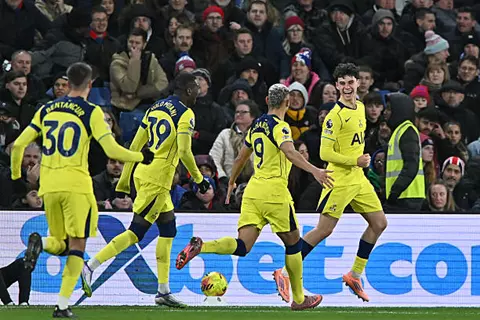 خارج أرضه.. توتنهام يحسم ديربي لندن الصغير أمام كريستال بالاس